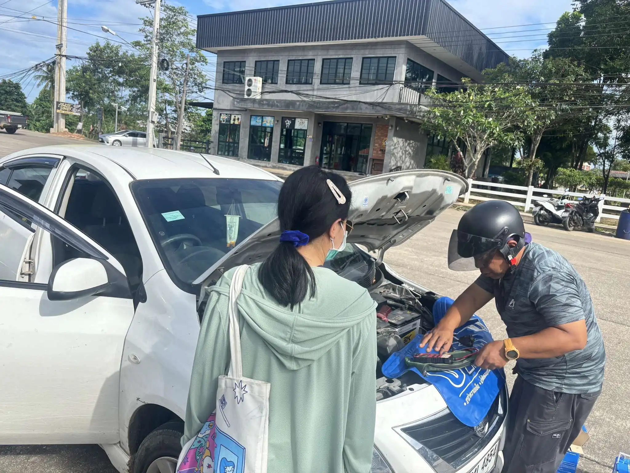 ช่างนานาเปลี่ยนแบตเตอรี่รถยนต์ถึงที่ ชุมพร